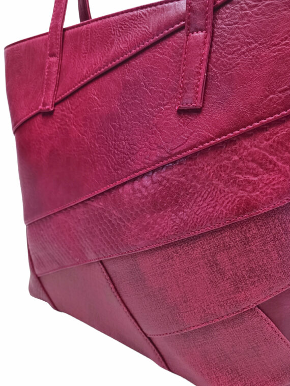 Vínová / bordó kabelka přes rameno s šikmými vzory, Tapple, H190030, detail kabelky