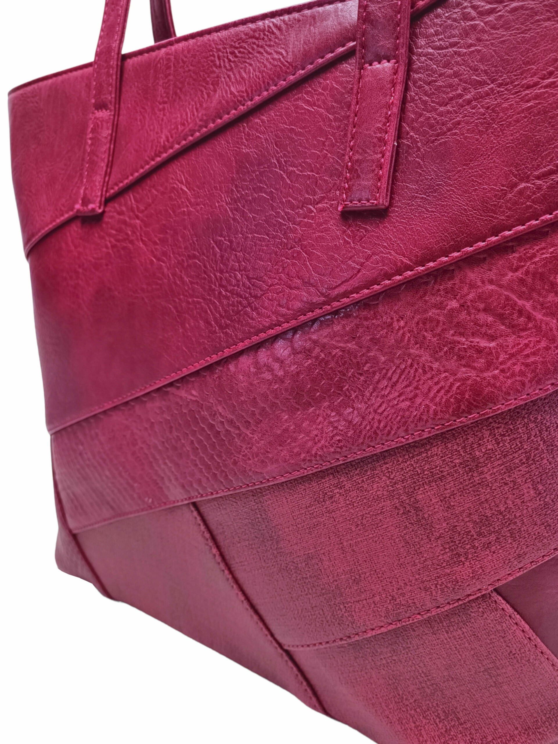 Vínová / bordó kabelka přes rameno s šikmými vzory, Tapple, H190030, detail dámské kabelky přes rameno