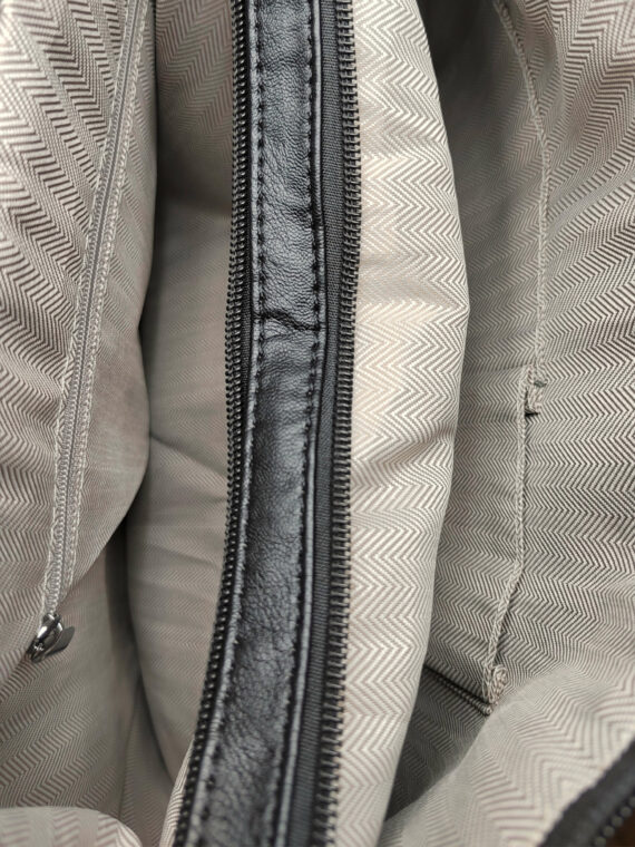 Černý kabelko-batoh 2v1 s kapsami, Tapple, S17BV6, vnitřní uspořádání kabelko-batohu 2v1