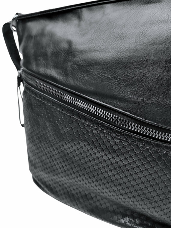 Velká černá crossbody kabelka s kapsou, Tapple, H17246N, detail crossbody kabelky