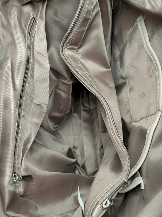 Velký světle šedý kabelko-batoh s kapsami, Tapple, H23906, vnitřní uspořádání kabelko-batohu