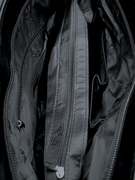 Černá kabelka přes rameno s šikmými vzory, Tapple, H190030, vnitřní uspořádání kabelky