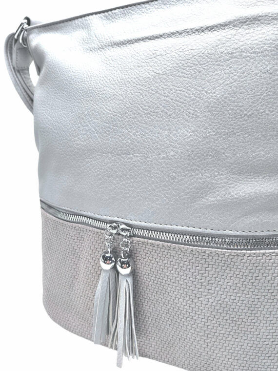 Střední světle šedý kabelko-batoh 2v1 se slušivými třásněmi, Bella Belly, 5394, detail kabelko-batohu 2v1